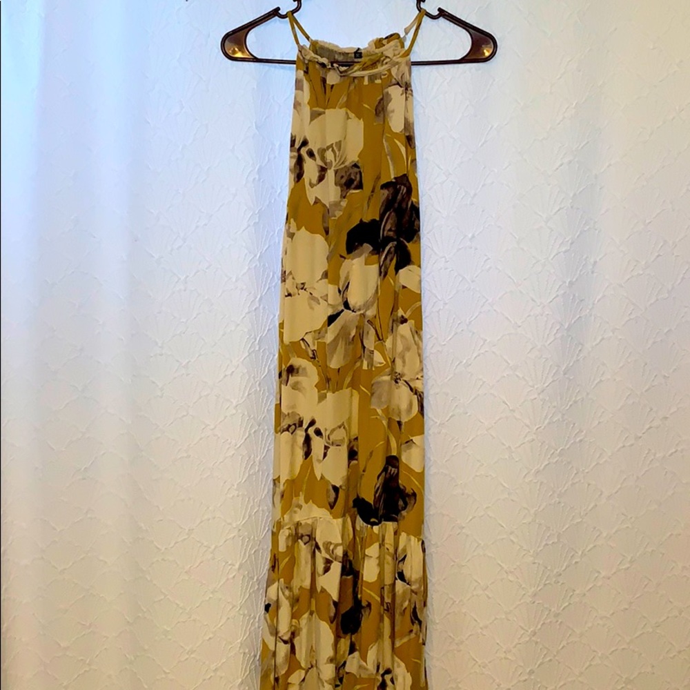 Beautiful deep yellow floral halter dress! 💛